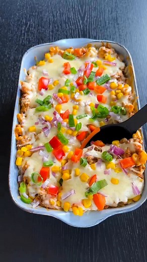 MAC&TACO-GRATENG 🌮 Altsååå, wow! 🤩✨ Mac&cheese møter taco - og resultatet: en syyyykt digg grateng du bare MÅ teste!! 😍👏🏻 Vi har servert denne til gjester som nesten nektet å gå ut døren før de fikk med seg oppskriften 😂 Det er veldig gøy!! 🤩 Oppskriften på denne enkle og superdigge mac&taco-gratengen finner du i vår splitter nye e-bok på s. 75 ✨ Du får tilgang til alle oppskriftene rett fra mobilen din. SISTE SJANSE til å sikre deg e-boken til introduksjonspris NÅ på kroniskmatlei.no 🥰✨