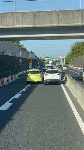 ワシが白の車の立場なら意地でも入れ無いし、無理やりねじ込んで来て前に行ったらビッタビタに後ろつけて煽り散らかす自信がある