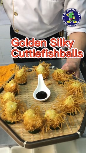 Today's recipe:Golden Cuttlefish Ball with Fresh Sauce" Collect new recipes immediately! ✨Golden Cuttlefish Ball in Fresh Sauce✨ Material: Nikudo Seafood Cuttlefish Slide-400gm Celery diced-50gm Red Robin -30gm Cilantro-a pinch White sesame seeds-a pinch Wonton skin-20 slices (shredded) Japanese Cucumber-1 (decorative) (seasoning) Sesame oil-a little Potato flour-a pinch Salt-moderate amount (Serve with sauce) Dried bonito soy sauce-a little practice: 1. Shred the wonton skin and set aside, fine