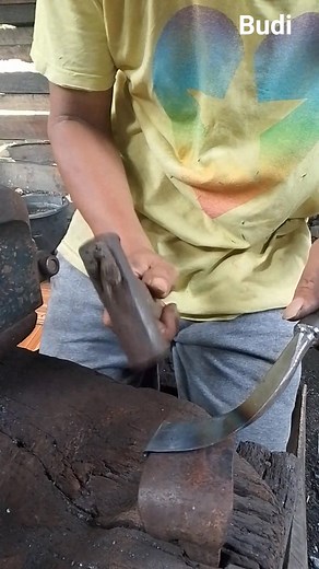 the process of forming rubber harvesting tools. #blacksmith #blacksmithing #metalworkl #artworkl #anvil #travel #global #craftsmenship #hanmade | Budiman Bucex