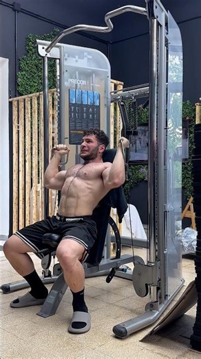Allenamento petto + spalle + femorali #gym #coach #fitness #allenamento #chestworkout