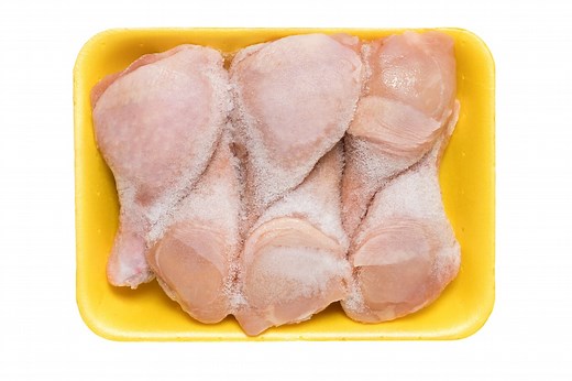 Cómo descongelar pollo de manera segura, según los expertos