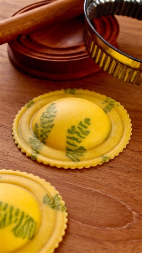 Eduardo Pasinelli | ⬇️ How to make Herb mosaic fresh pasta. 📕 For the dough: • 200g (7 oz) 00 flour • 175g (6.17 oz) egg yolks • 1 tsp salt Instructions:... | Instagram