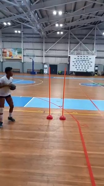 38K views · 576 reactions | Même entrée, 2 sortie possible ! Départ avec la jambe derrière ( droite pour la droitière) - gauche, gauche pour sortir à droite ; gauche, droite opposé Présenté par Elodie ( ça peut encore s'améliorer dans le rythme, écartement de l'appui et la montée et orientation de la jambe gauche sur le saut dans la sortie opposé 菉‍♀️ | LB - Performance | Facebook