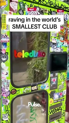 This looks like a phone booth… but it’s actually the WORLD’S SMALLEST NIGHTCLUB! 🤯