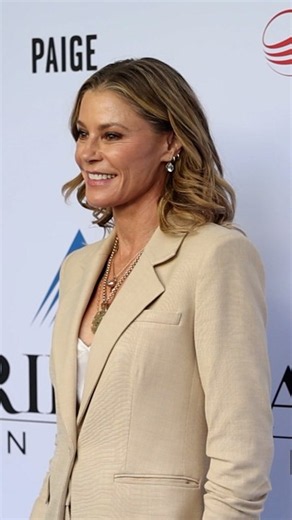 Julie Bowen reveals what 'Modern Family' cast talks about in group chat