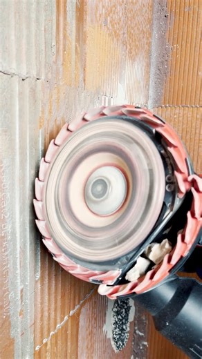 Je n'avais pas envie de sortir la massette et burin ! Du coup la ponceuse à béton Hilti DGH 130 est l'outil idéal pour simplifier vos projets de décapage de sols et de surfaces murales. #hilti #grinder #tools #sand #sanding #outils #satisfaction #renovation #poncage #brique #brick #concrete #beton #brickwall #travaux #chantier #diamond #diamant | Make in France