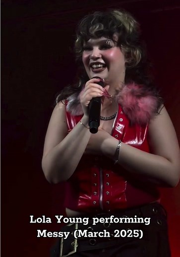 Lola Young Live Performance of Messy
