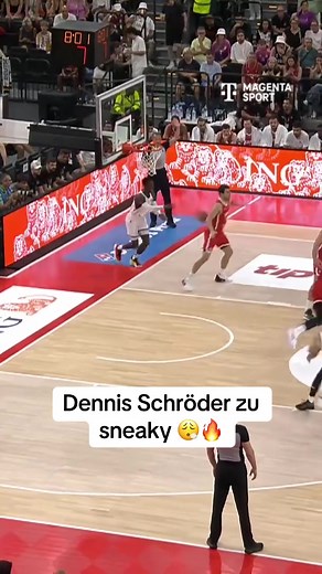 Wirft er einfach auf den Rücken des Gegners beim Einwurf 😂 Der DBB Supercup live und kostenlos bei MagentaSport! #magentasport #sportistmagenta #dbb