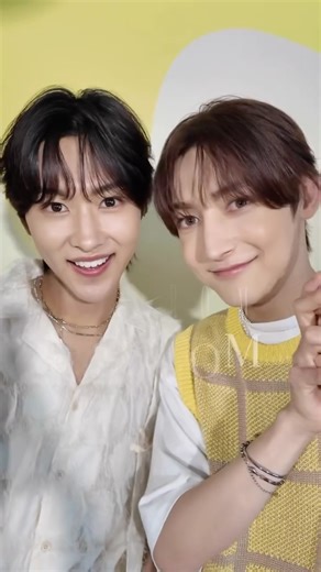 美的／コスメ・美容 on Instagram: "#ROIROM の本多大夢さんと浜川路己さんが初めて「Essential」のイベントに登壇💎🍯♡ 7月12日に新発売された「ハイダメージ髪向け新シリーズ」の特徴的なテクスチャーの"とろとろ""ぷるぷる""うるキラ"を体験できるポップアップカフェが明日から期間限定でオープン♡ ROIROMのふたりが監修したオリジナルドリンクの販売も🥤🤍 ひと足先にロイロムのおふたりがポップアップに訪れ、スペシャルインタビューにお答えいただきました🪽✨ ポップアップ&記者会見の様子は後ほど美的SNSにて公開予定。こちらもお楽しみに✨ 🌟期間限定POP-UPイベント「Essential 新感覚Cafe」概要 開催場所 : Zero Base 表参道 開催期間 : 2025年7月24日(木)〜7月27日(日) 営業時間 : 10:00〜19:00 ※7月24日の営業時間は14:00〜19:00となります。 ※ROIROMが監修したドリンクのご購入・ヘアアレンジ体験は