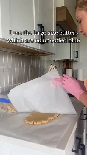 part 2 Cutting 312 cake pops cakesicles in 2 hours thanks to @Daisy Makes 🩷 Dipping and decorating next!! 😋 #cakedecorating #cake #cakes #frosting #baker #bakery #smallbusiness #wisconsinbaker #wisconsinbakery #fyp #bakers #cakebaker #~ | Taylorstreatsllc