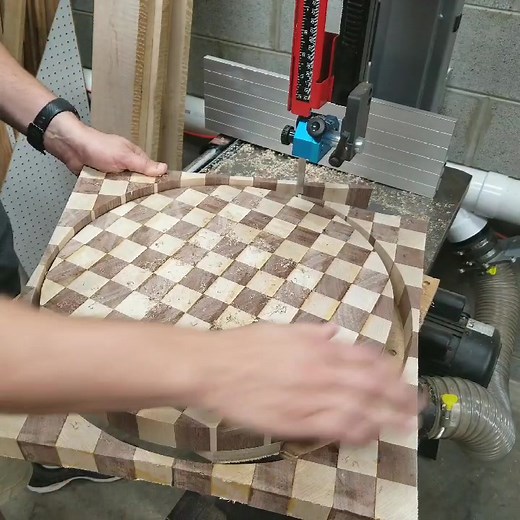 Cutting circles on the bandsaw #cuttingboard #butcherblock# #waitforit #justdiyit #woodworking #oddlysatisfying #fyp#foryoupage #diylife