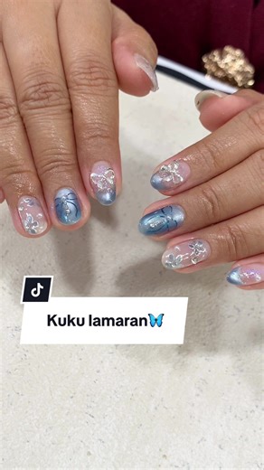 Kuku Lamaran Warna Biru: Nail Art Menawan