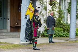 Queen’s piper leads tributes to soldiers caught up in ‘forgotten Dunkirk’