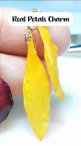Keychain charms using real sunflower petals and UV Resin #resinwithme #resinforbeginners #resinhacks #resintheraphy #artofresin #uniqueresinart #craftersoffacebook #resinsecrets #ResinArt | Ejoy's Art Space