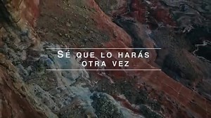 Canción Cristiana: Lo harás otra vez. Por: Elevation Worship. Muros rodeando estoy Pensé que caerían hoy Más nunca me has fallado Dios La espera terminará Sé que has vencido ya Nunca me has fallado Dios En ti confiaré Tu promesa sigue en pie Tú eres fiel Confiado andaré En tus manos estaré Siempre has sido fiel La noche acabará Tu Palabra se cumplirá Mi corazón te alabará Cristo, mi Salvador Cúbreme con tu amor Mi corazón te alabará En ti confiaré Tu promesa sigue en pie Tú eres fiel Confiado an