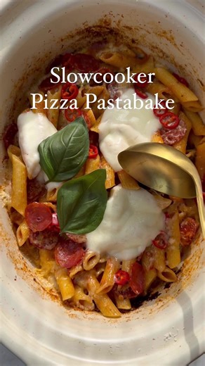 Slowcooker Pizza Pastabake🍕 🍝 686 cals / £1.85 a serving (Serves 4)Probably the best Slowcooker recipe I’ve EVER created and yes the dry pasta cooks in the slowcooker! Combining two of my favourite foods pizza and pasta in one fool proof recipe. Ingredients - 200g pepperoni - 700g passata 🍅 - 5 garlic cloves 🧄 - Fresh basil 🌿 - 1 tsp oregano 🌿 - 1 tsp parsley 🌿 - 1/2 tsp chilli 🌶️- 1 fresh chilli to garnish - 350g penne pasta - 800ml of hot chicken stock - 100g of light mozzarella 🧀 - 3