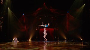 Équilibre, contrôle, force et complicité. #KOOZA vous présente le duo unicycle. 🎪☀ The unicycle duo is a combination of balance, acrobatics, strength and grace. #KOOZA | KOOZA by Cirque du Soleil