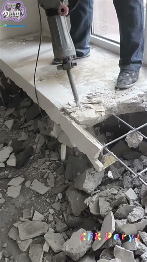 Dismantle the kitchen with an electric pickaxe