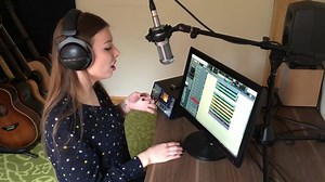 6.3M views · 111K reactions | Crea la base con la voce, con le mani e poi canta! Fantastica! | I Migliori Talenti Del Web | Facebook