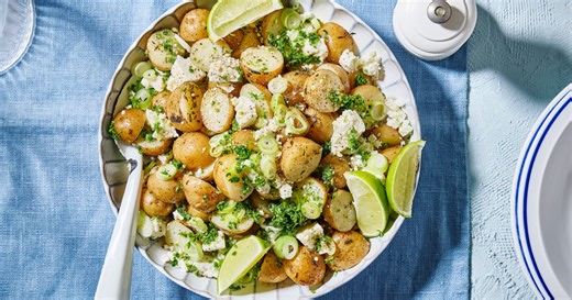 Maak je bbq nog lekkerder met deze krieltjessalade met witte kaas