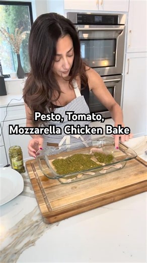 Pesto, tomato and mozzarella chicken bake #easyrecipe #dinnerideas #recipe #foodreels #dinnertime