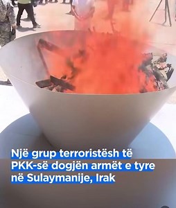 Nje grup terroristësh të PKK-së dorëzuan dhe dogjen armët e tyre ne Sulaymanije, ne Irakun verior, si pjesë e procesit te çarmatimit te shpallur ne maj pas presionit shumëvjeçar të Turqisë kunder terrorizmit. PKK eshtë një organizate militante kurde e formuar në vitin 1978 dhe ka zhvilluar një luftë te armatosur kundër shtetit turk qe nga viti 1984, fillimisht per një shtet te pavarur kurd, me vone per me shumë autonomi dhe të drejta per kurdët në Turqi. | Tirana Today News