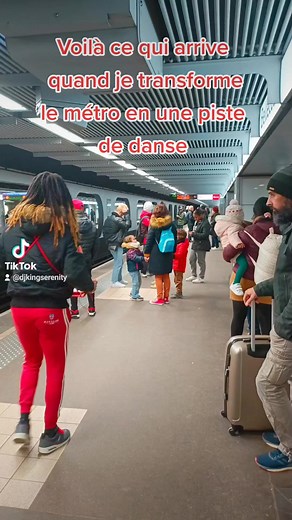 469K views · 7.4K reactions | Le métro en Piste de danse. Dj King Serenity. On est bien loco. #ambiance #musique #sourire #rire #metro #lyon #marrant #mix #dj #djkingserenity #monde #joie #fun #heureux #cool #danse #drole #bizarre #tiktok #challenge #clubbing #dinguerie #incroyable #remix #son #prank | Serenity KS | Facebook
