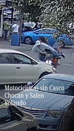 Dos personas que viajaban en una moto sin casco chocan y salen volando, CDMX