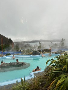 2.8K views · 13 reactions | How good is this! 朗 ♨ Soaking in the hot pools whilst temps are hoovering around 0°C and we can spot fresh snow on the mountains! Fingers crossed for an amazing ski day tomorrow. Who'll be hitting the slopes? ⛷ | Tekapo Springs & Star Gazing | Facebook