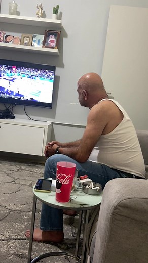When dad gets excited about his favorite basketball team😂😂💚 #funny #sagesse #basketball🏀 #الشعب_الصيني_ماله_حل😂😂