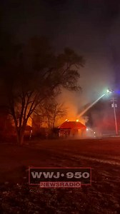 DEVELOPING THIS MORNING A large fire continues to burn at a vacant home along SB M-10, between 9 and 10 Mile Roads. Southfield Fire crews tell WWJ on scene the fire was likely caused by someone squatting inside the home, but the investigation continues. No injuries. 📽️ WWJ's Luke Sloan | WWJ Newsradio 950