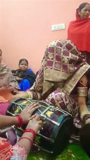 नई बहू ने बजाई जमकार ढोलक सभी लोग रह गए डांग 🥰💯👍💐🌺 #desi #viral #Bahu💯👍🥰