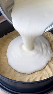 🥧😍 Dieser Pflaumenkuchen mit Streuseln und Schmand aus dem ZauberTopf-Club ist ganz easy mit dem Thermomix® gemacht und das perfekte Spätsommer-Rezept! 😁 Würdest du dafür auch alles stehen und liegen lassen? Für 12 Stücke Für die Streusel 300 g Weizenmehl Type 405 100 g Zucker 160 g weiche Butter 1 Vanillezucker 1,5 TL Backpulver 1 Prise Salz Für den Belag 500 g Pflaumen, entsteint und geviertelt 800 g Schmand 85 g Zucker Saft von 0,5 Zitrone Abrieb von 0,5 Zitrone 1 Pck. Vanillepuddingpulver