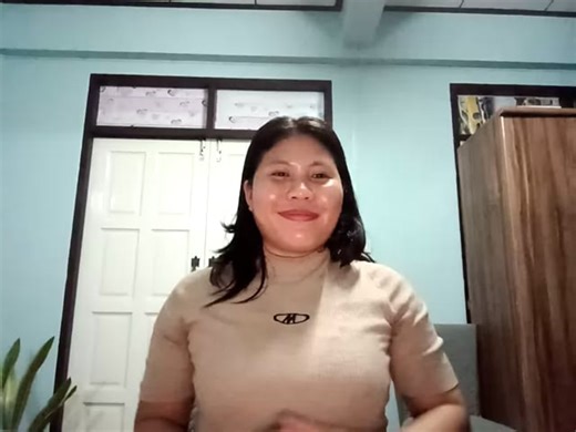 Iris D. tutor video introduction on Preply