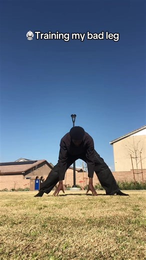 Messed my leg up lost my balance aswell it’s funny how after a lil while of no working out and doing what you like to do hinders you ability, you still feel you’re able to preform until you feel your body not doing what it Norma does.. . . . . #karate #flexibility #highkick #balancing #stretch