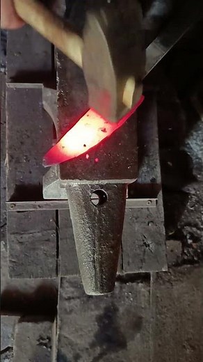 🔨🧘Primitive Blade Shaping – Forging a Trade Knife the Old Way🔥🔪