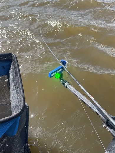 🎣 DLACZEGO RYBY NIE BIORĄ? (i nikt Ci tego nie mówi wprost) Siedzisz, rzucasz, czekasz… i cisza. To nie „zły dzień”. To konkretne błędy, które zabijają brania: ❌ brak powtarzalności rzutów ❌ za dużo kombinowania co chwilę ❌ źle dobrana przynęta do warunków ❌ za duża / za mała porcja na podajniku Jedna zmiana potrafi zrobić różnicę między 0 a serią brań. 👉 I teraz pytanie do Ciebie: CO ZMIENISZ przy następnym rzucie, żeby ryby zaczęły brać? Na filmie masz wskazówki, które możesz wdrożyć OD RAZU