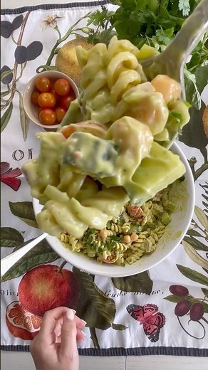 Ensalada de fideos en salsa de palta