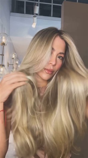 Daniela Tamayo | Mamá• Modelo• Wellness on Instagram: "Nuevamente Rubia! 👱🏼‍♀️ Y con mi pelo intacto, yo se!! ( no me regañen) que les debo hace mucho tipcitos de todo lo que tiene que ver con esto y se los voy a cumplir!🫶🏻 Pero por ahora lo más importante es contarles que El artista @duvanhair lleva 9 años encargado de mi color y me ha acompañado en cada uno de mis procesos…y obvio en mi casa @pragasalon1"