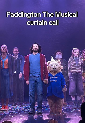 A ROUND OF A-PAWS! The West End welcomes everyone’s favourite bear with the world premiere of Paddington The Musical - now playing in London 🍊🐻 #PaddingtonBear #PaddingtonTheMusical #Musical #London @Paddington The Musical