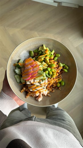 ChefkeLuc on Instagram: "Crispy rice salad 🍚🍣 (Recept staat hieronder) Recept voor 2 personen: 🍚 Voor de rijst: 200g sushi rijst 1 el crispy chili olie 1 el sojasaus 1 el rijstazijn Zout 🍣 Voor de vis: 200g verse zalm (of tonijn), in blokjes 1 el kewpey mayo 1 tl sriracha 0,5 limoen, sal 1 tl sojasaus 1 tl ingelegde gember, fijngesneden 1 el bosui, in ringen Peper en zout 🥑 Overig: 1 avocado Een halve komkommer 2 handjes edamme / soja boontjes 1 handje radijs Srirachamayo - Spoel de sushi r