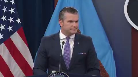 REPORTERO: ¿Por qué se enviarían más tropas estadounidenses a la región si no se está considerando el despliegue de tropas terrestres en Irán?SECWAR PETE HEGSETH: “Mira, hijo… esta es una lección militar tan básica que hasta un reportero debería entenderla: Nunca le reveles a tu enemigo lo que sí vas a hacer… ni lo que no vas a hacer. Y mucho menos le dices cuándo piensas rendirte. Especialmente a un cobarde que se esconde en búnkeres, guarda sus misiles como un avaro y reza para que Estados Uni