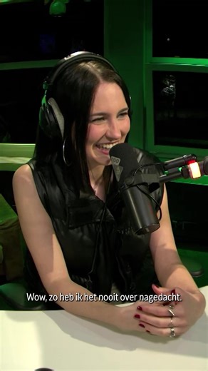 ‘Juni' klinkt nog beter met liefdesverdriet 🥹 3FM Talent jet van der steen brengt een prachtig optreden van haar track 'Juni' naar de 3FM Live Box en vertelt aan Sebas dat de tekst juni eigenlijk ook een dubbele betekenis heeft: