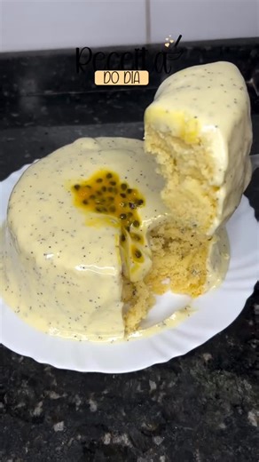 Confeitaria|Receitas|Dicas on Instagram: "Bolo de maracujá com mousse de maracujá Por @stheevicente #bolo #mousse #receitas #reels #receita #sobremesa #explorar #explorer #doce #maracuja"