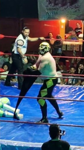 Lazo al cuello y spear Bocazas y Saigon responde con un double knee facebreaker! #luchalibre #lucha