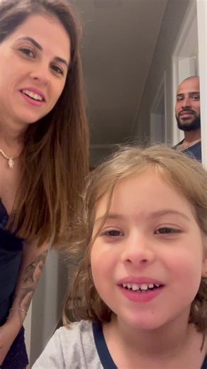 - Esse vídeo representa muito mais do que a descoberta de uma gravidez… representa o cuidado e o tempo perfeito de Deus 🤍 Na missa do Cerco de Jericó, eu tive uma sensação muito forte quando entreguei meu ventre nas mãos de Deus. Foi um momento muito especial, daqueles que tocam o coração de uma forma impossível de explicar. E, na semana seguinte, descobri que estava grávida. No fundo, eu e meu Mateus já imaginávamos que aquele poderia ser o nosso mês… mas quisemos viver esse momento de uma for