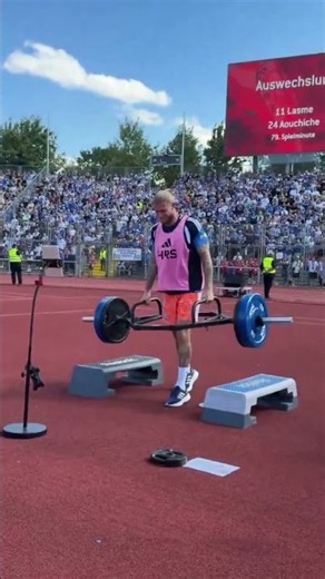 El DESTERNILLANTE ‘VACILE’ de la afición del SCHALKE a KARIUS durante el ENTRENAMIENTO
