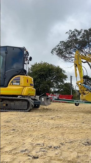 Digger Tows Digger 🤯 #canyoudigitnz #hawkesbay #newzealand