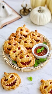 Pepperoni Pizza Pockets 🎃 Ingredients: •Homemade pie crust or store bought •1 cup of Emmental Râpé •1 cup of shredded mozzarella cheese •1 cup pepperoni slices •1 cup marinara sauce •1 egg #halloween #jackolantern #spooky | Joyfulhomecooking